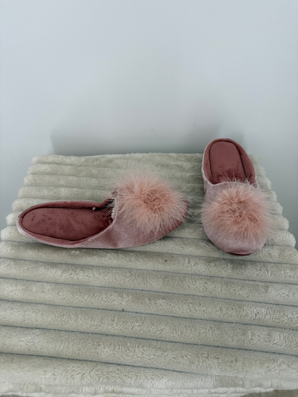 Plush Pink Pom-Pom Women’s Slippers size 9/10